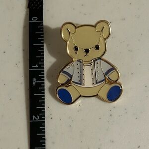Amakusa shion bear enamel kpop anime pin